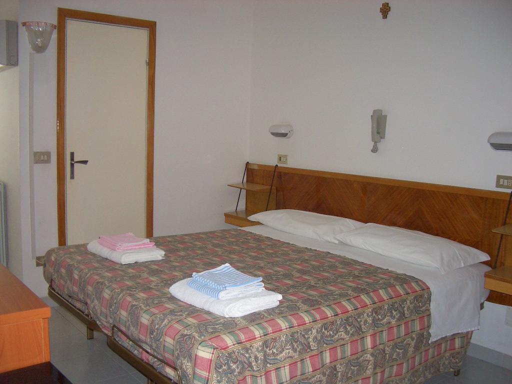 Hotel Nuovo Fiore Cattolica Chambre photo